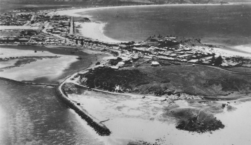 StateLibQld_1_294451_Aerial_view_of_Tweed_Heads,_ca._1950.jpg