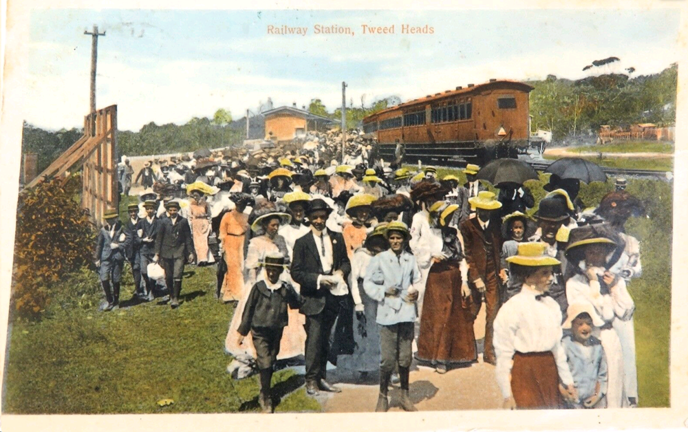 Postcard - Railway Station, Tweed Heads - Passengers disembarking - 1000x628.png